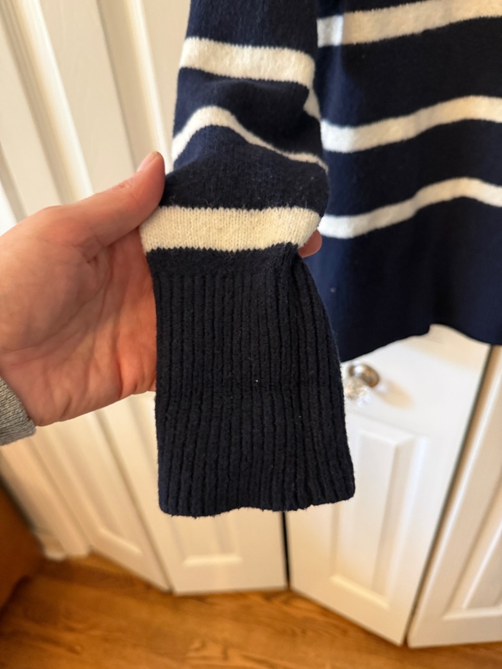 aerie Navy and White Striped vneck Polo Sweater Medium - Picture 4 of 10
